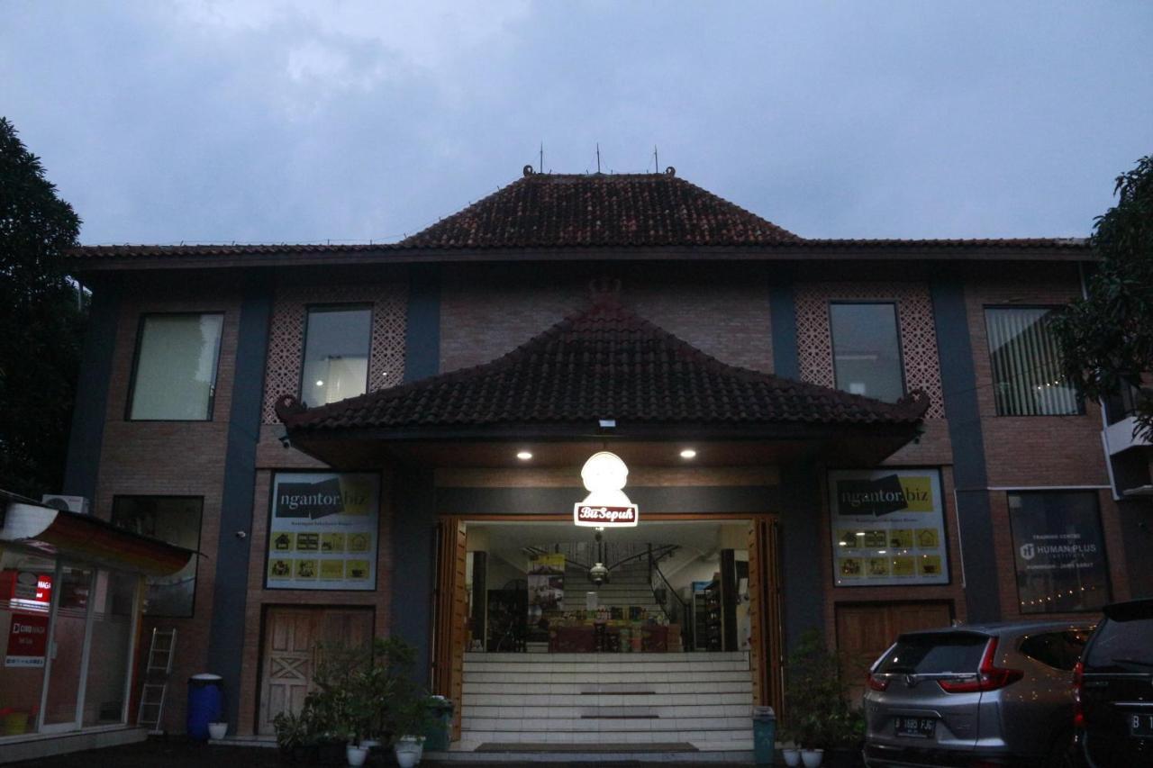 Sangkanurip Bu Sepuh Guesthouse מראה חיצוני תמונה